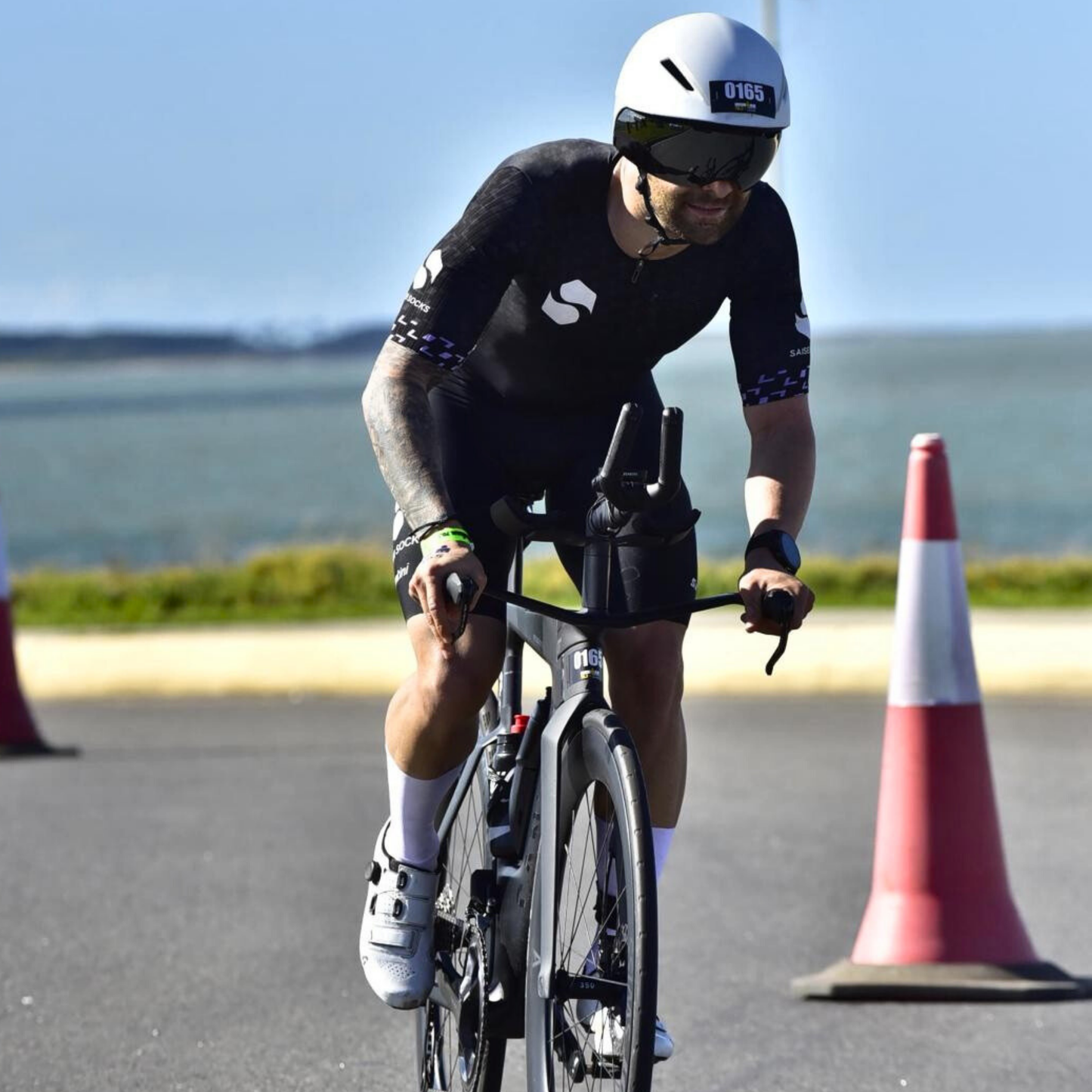Calze aerodinamiche da ciclismo su ciclista in gara